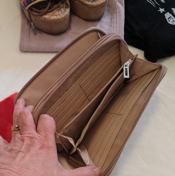 Guess Wallet - Picture 3 of 5